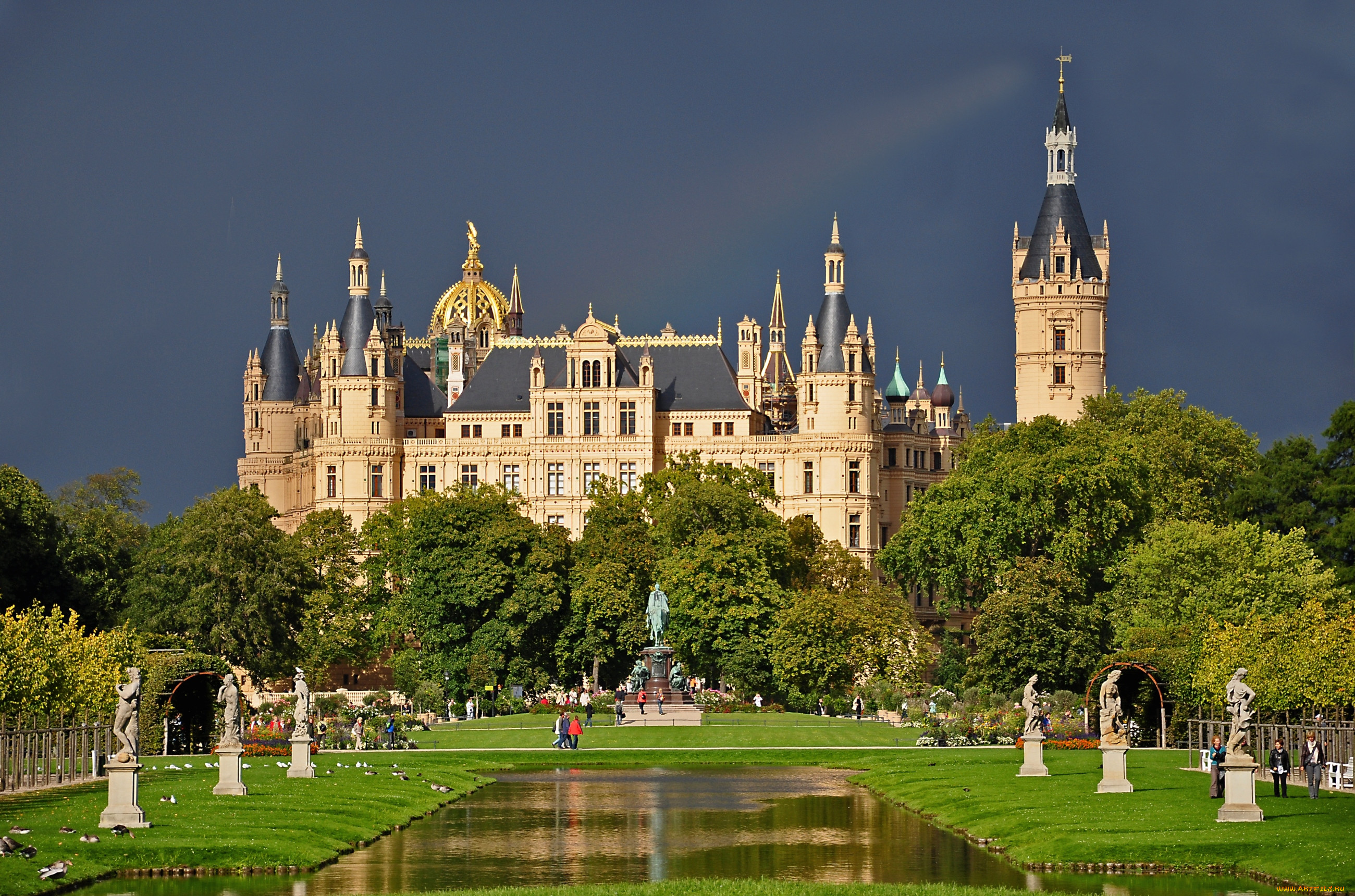 Castle бесплатный. Замок в Шверине, Германия. Эклектика Шверинский замок. Шверинский замок Шверин. Замки Германии Шверинский замок обои.